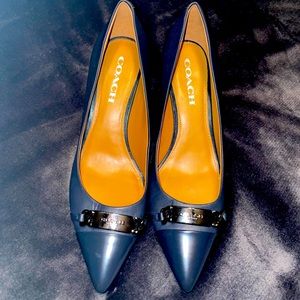 Navy Coach pump
